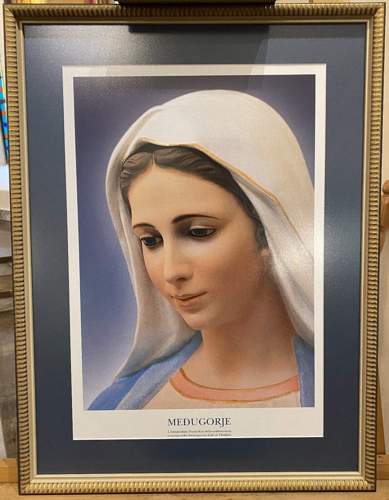 Obraz Matki Bożej Królowej Pokoju pobłogosławiony przez NMP w Medjugorje, 2023.